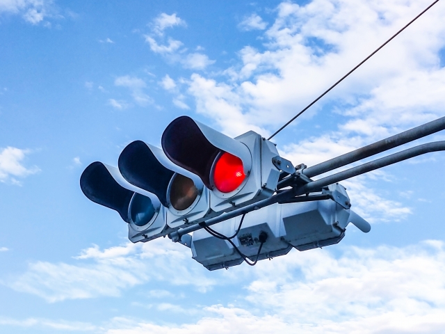 【スタッフブログ】意外と知らない！信号機の色の順番の理由 イメージ